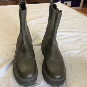 Half calf water proof boots.
